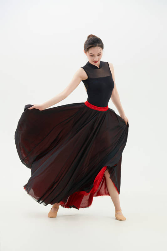 身穿红黑相间的舞蹈长裙翩翩起舞的少女图片