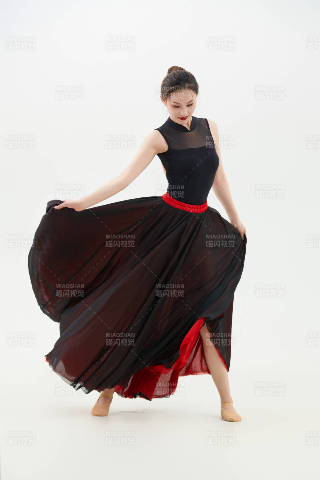 身穿红黑相间的舞蹈长裙翩翩起舞的少女图片