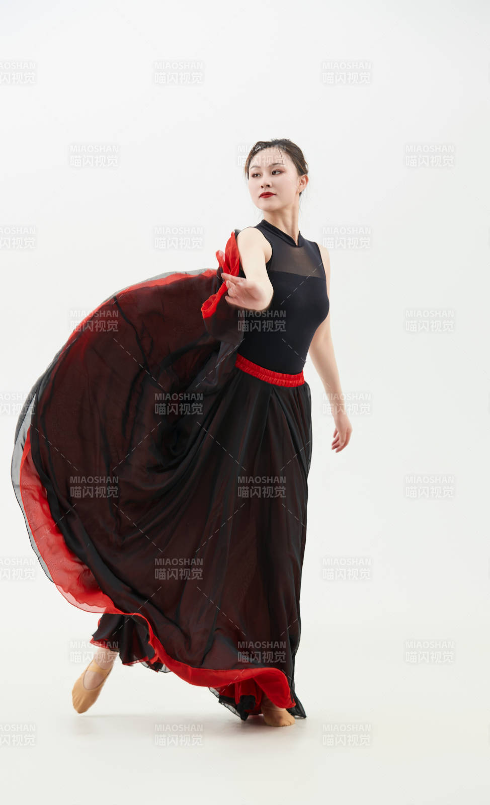 身穿红黑相间的舞蹈长裙翩翩起舞的少女图片