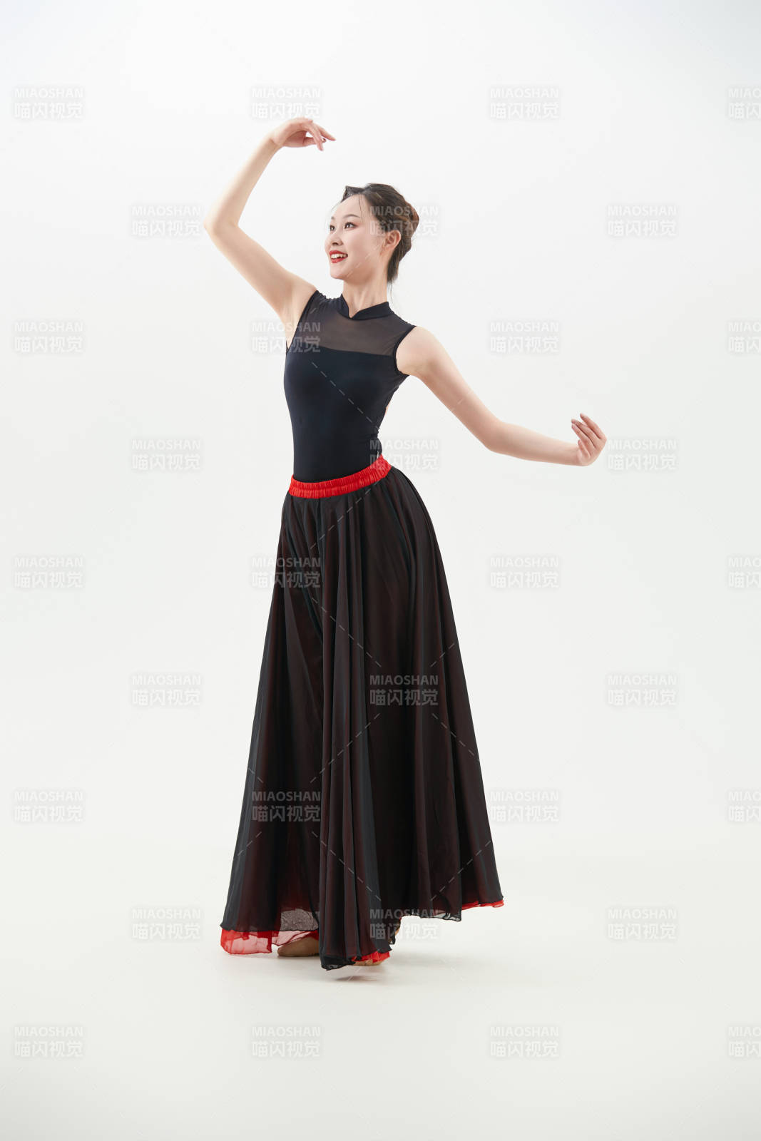 身穿红黑相间的舞蹈长裙翩翩起舞的少女图片