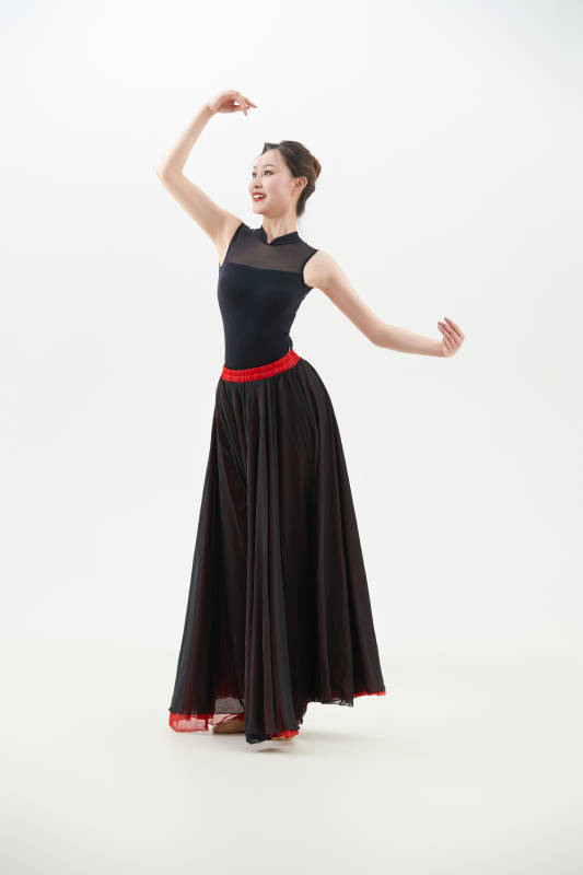 身穿红黑相间的舞蹈长裙翩翩起舞的少女图片