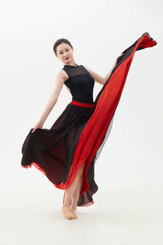 身穿红黑相间的舞蹈长裙翩翩起舞的少女图片