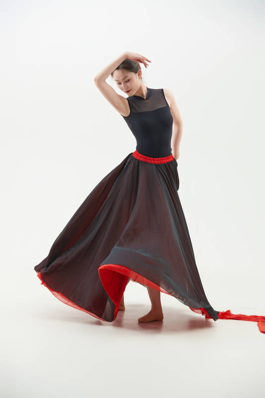 身穿红黑相间的舞蹈长裙翩翩起舞的少女图片