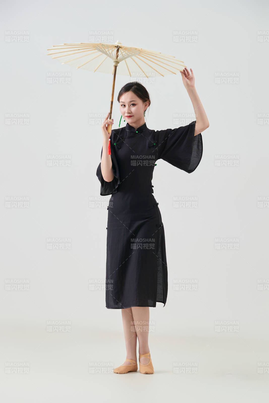 穿中式旗袍手拿油纸伞翩翩舞蹈的亚洲少女舞者图片