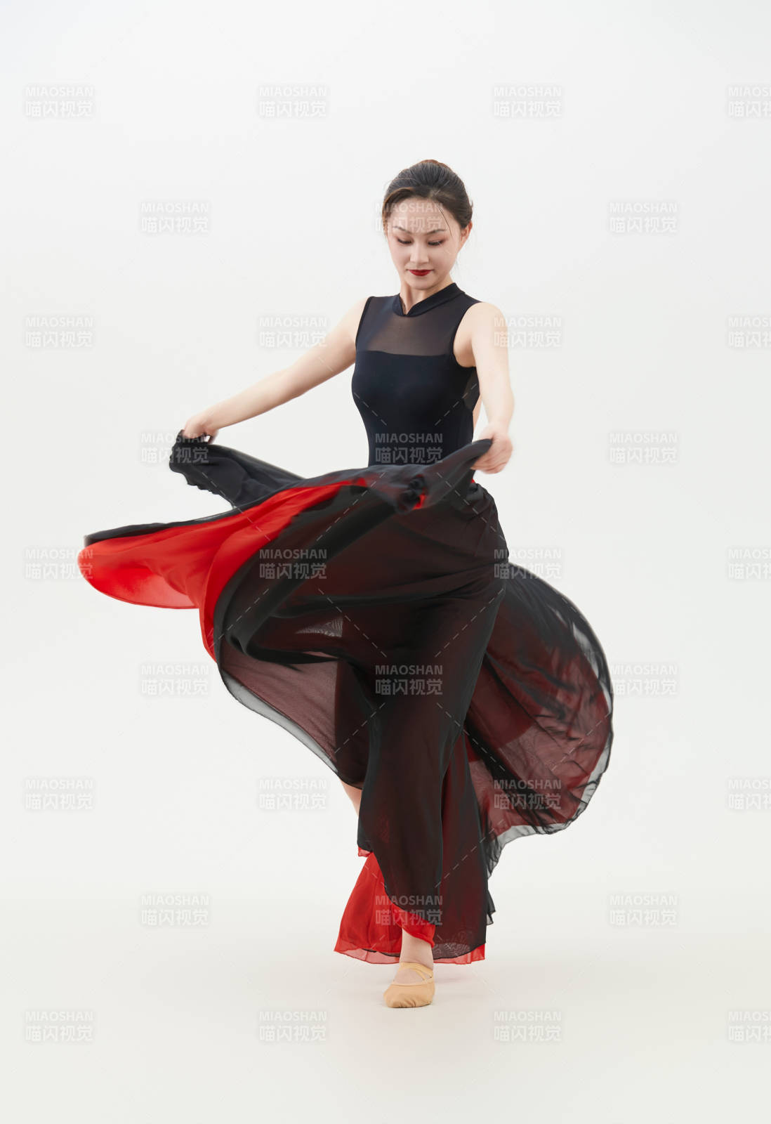 身穿红黑相间的舞蹈长裙翩翩起舞的少女图片