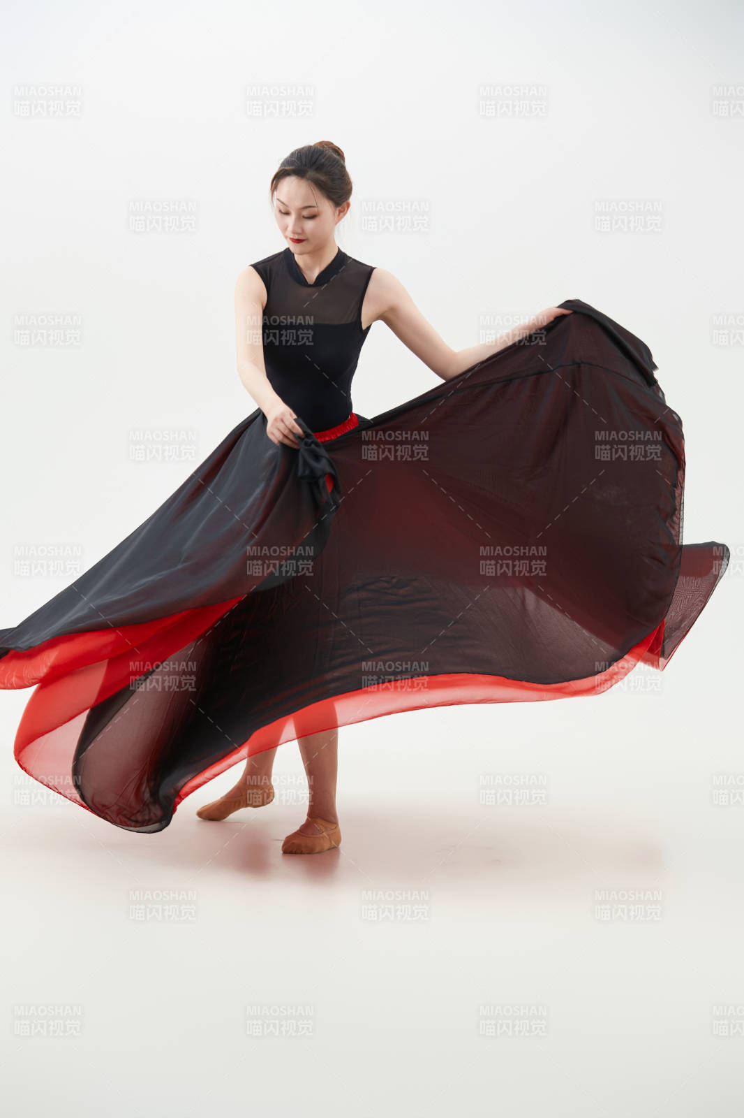 身穿红黑相间的舞蹈长裙翩翩起舞的少女图片