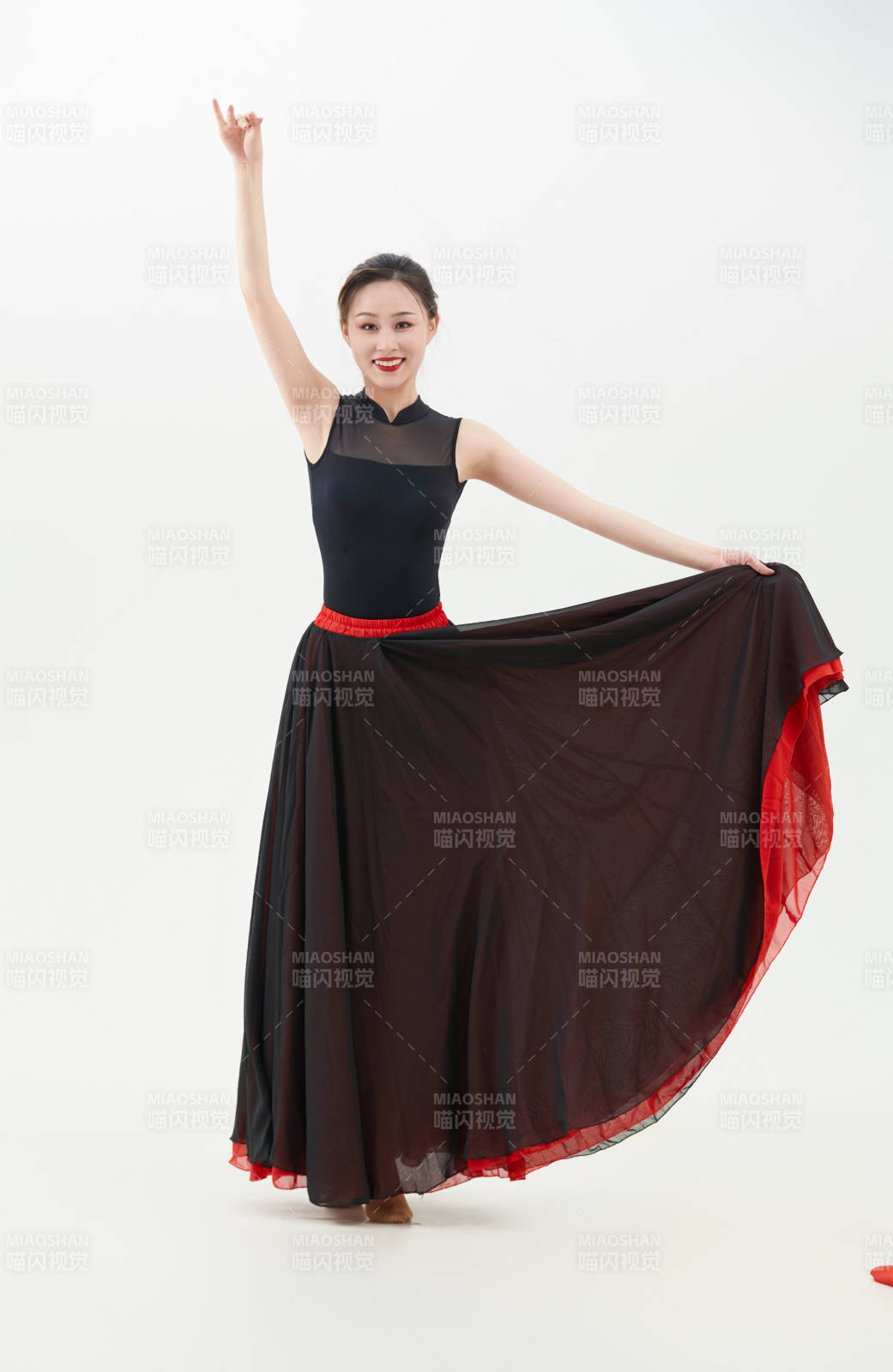 身穿红黑相间的舞蹈长裙翩翩起舞的少女图片