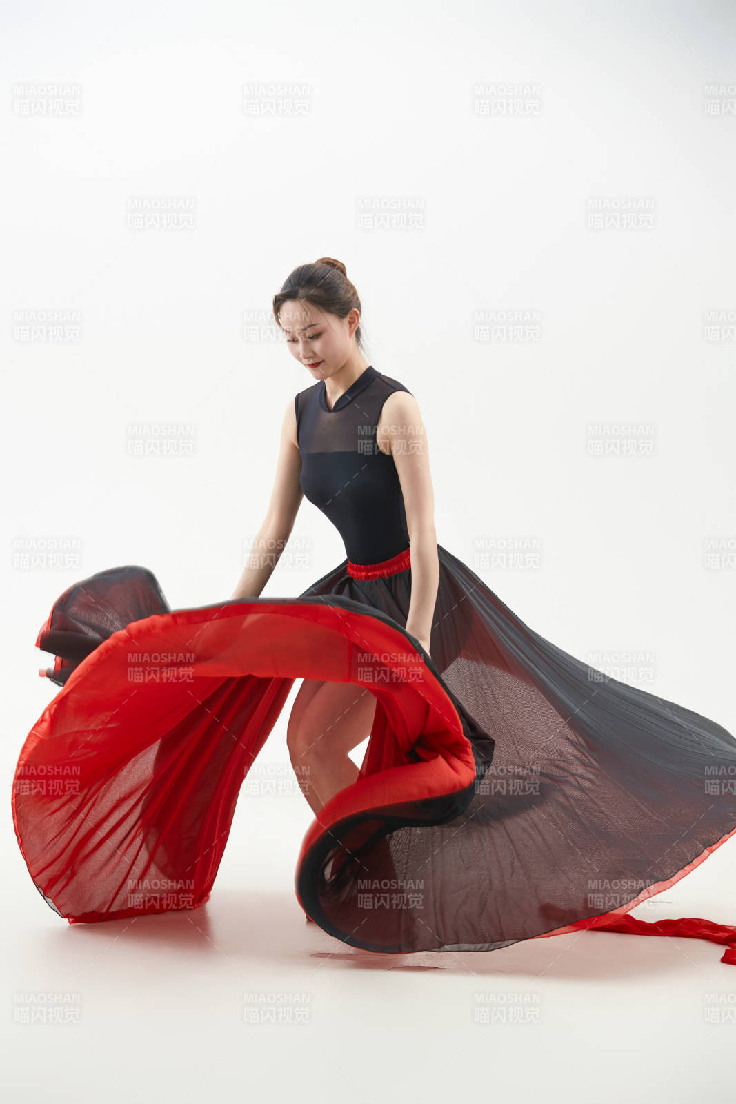 身穿红黑相间的舞蹈长裙翩翩起舞的少女图片