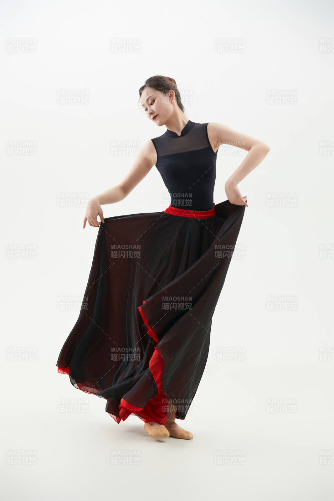 身穿红黑相间的舞蹈长裙翩翩起舞的少女图片
