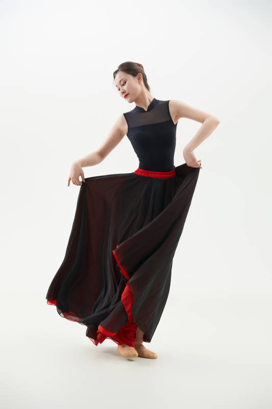 身穿红黑相间的舞蹈长裙翩翩起舞的少女图片