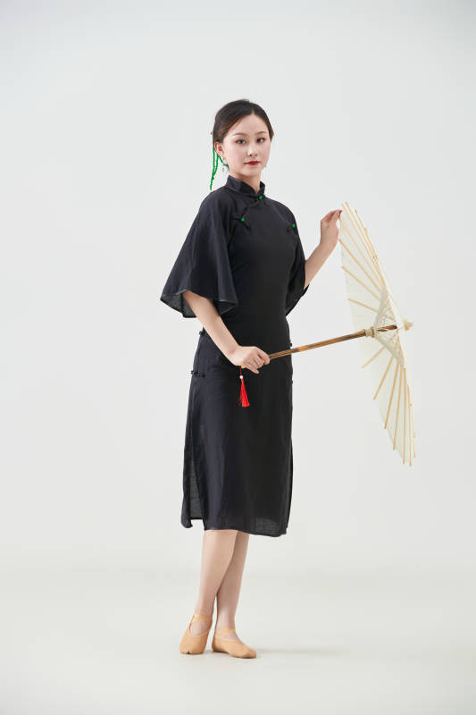穿中式旗袍手拿油纸伞翩翩舞蹈的亚洲少女舞者图片