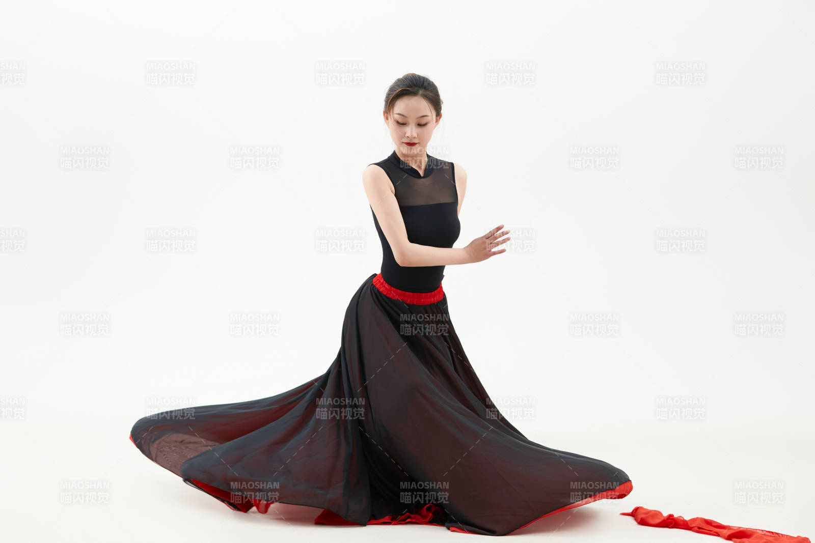 身穿红黑相间的舞蹈长裙翩翩起舞的少女图片