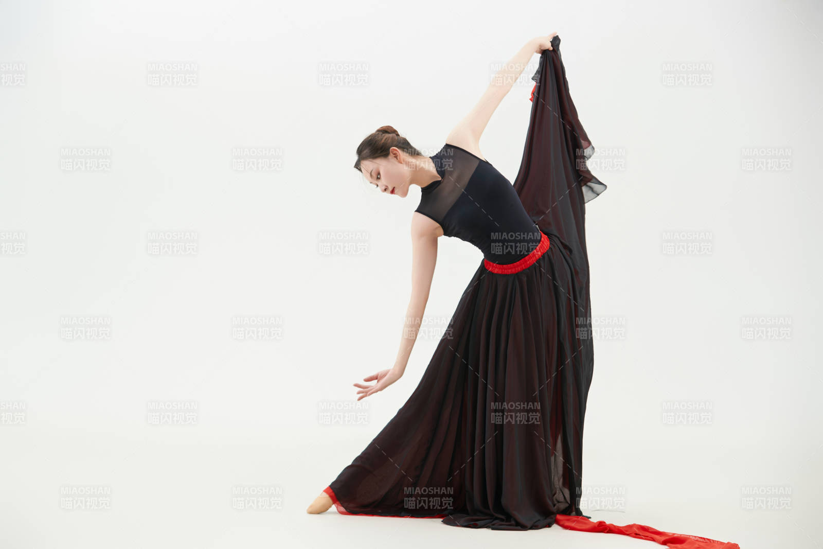 身穿红黑相间的舞蹈长裙翩翩起舞的少女图片