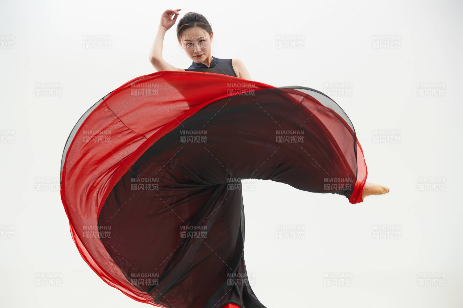 身穿红黑相间的舞蹈长裙翩翩起舞的少女图片