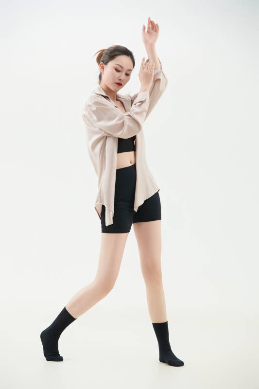 跳现代舞的亚洲舞蹈演员图片