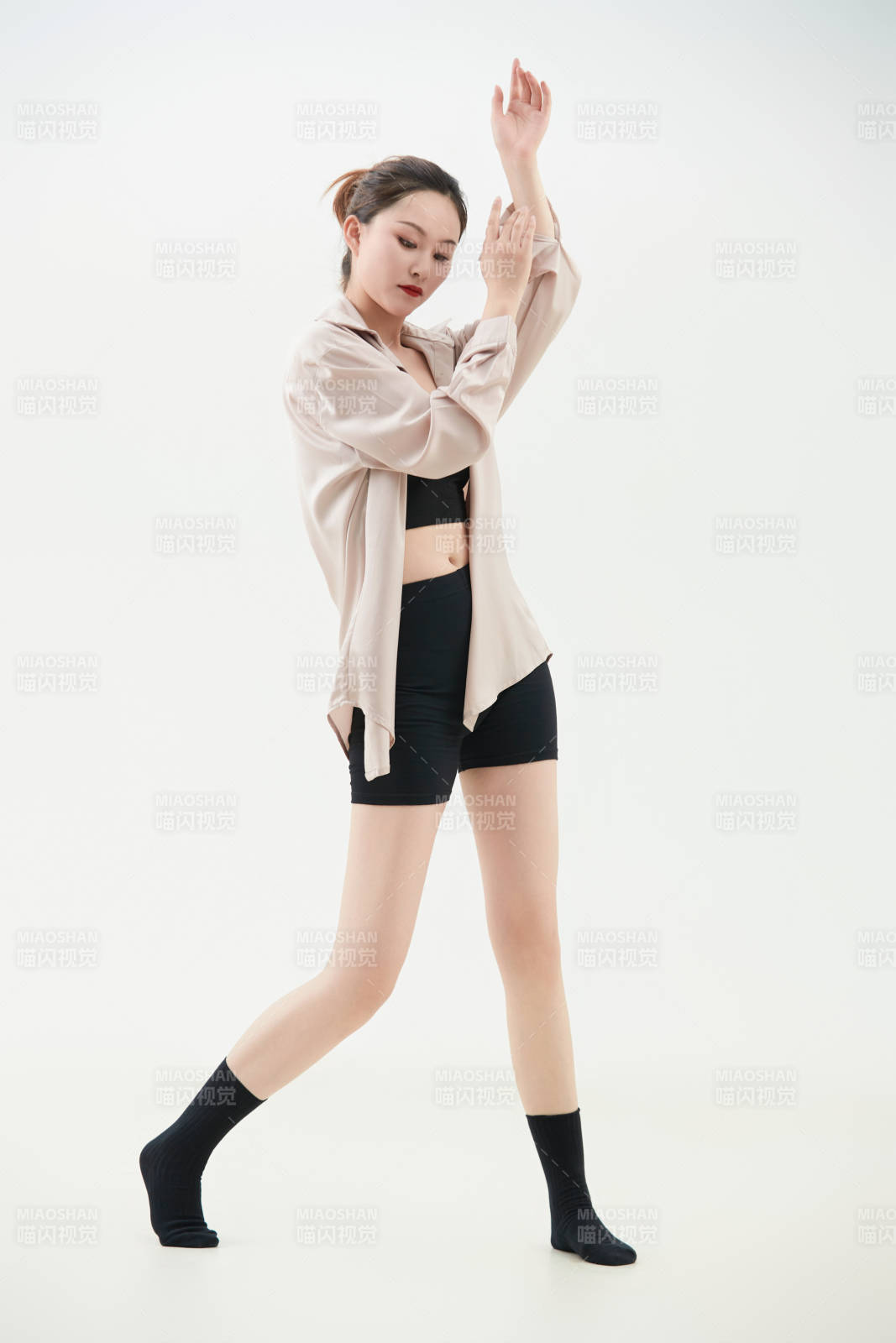 跳现代舞的亚洲舞蹈演员图片