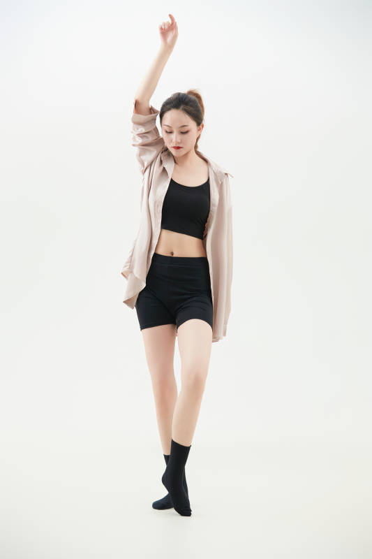 跳现代舞的亚洲舞蹈演员图片