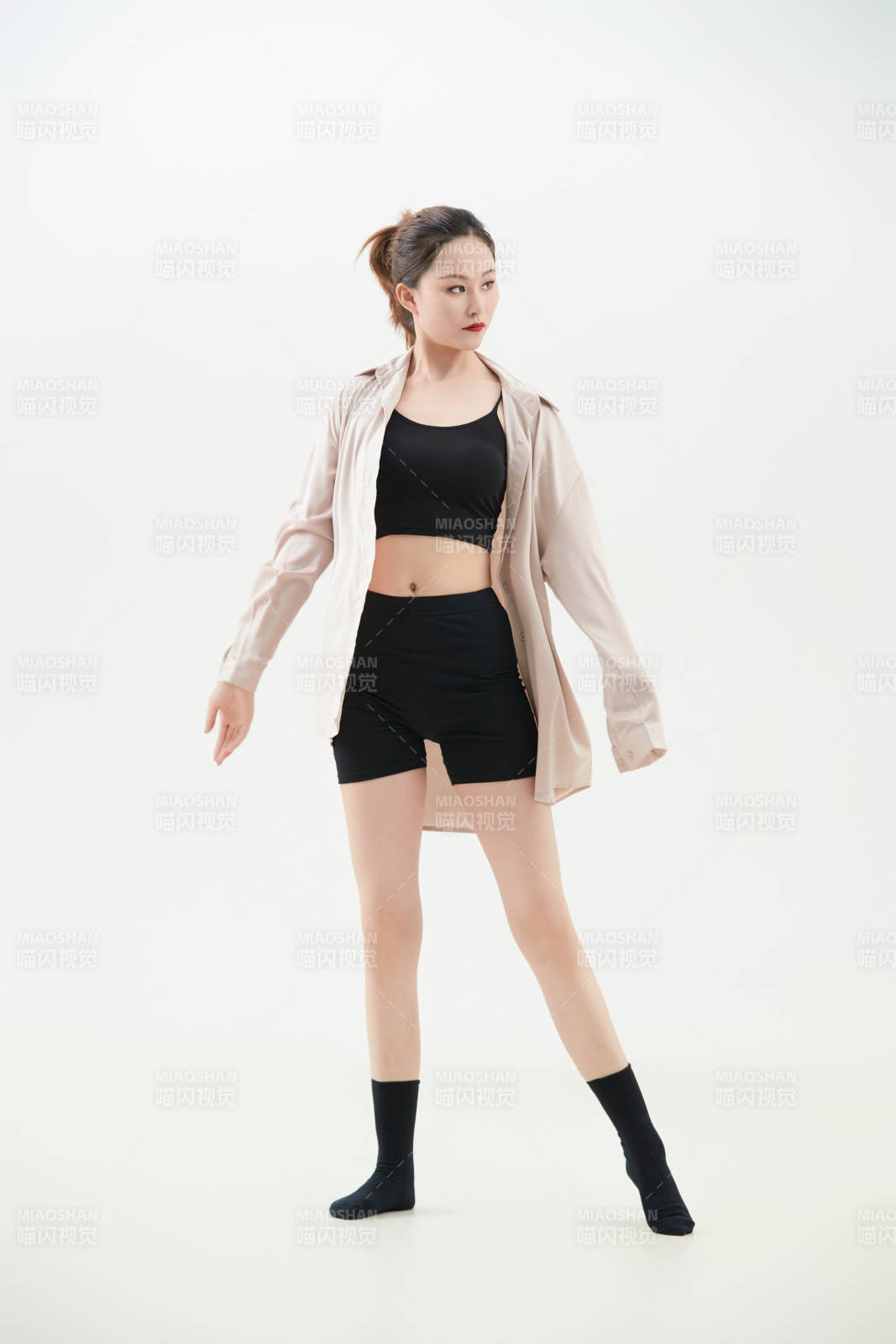 跳现代舞的亚洲舞蹈演员图片