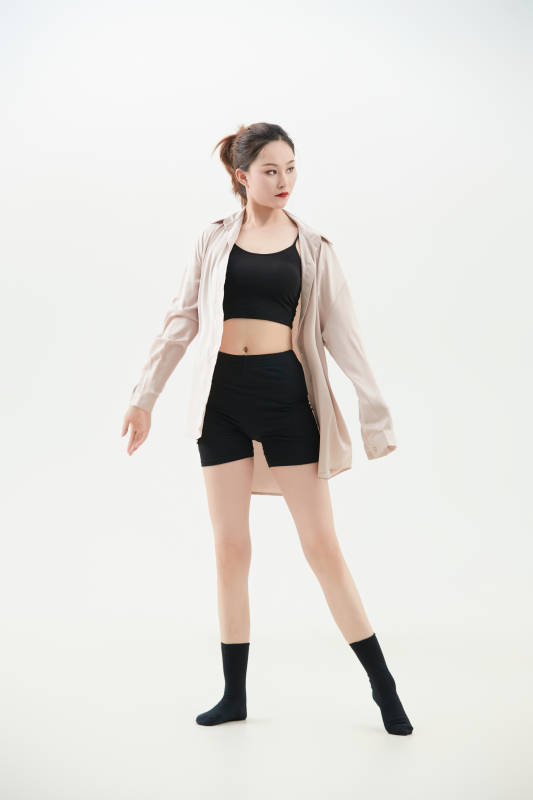 跳现代舞的亚洲舞蹈演员图片