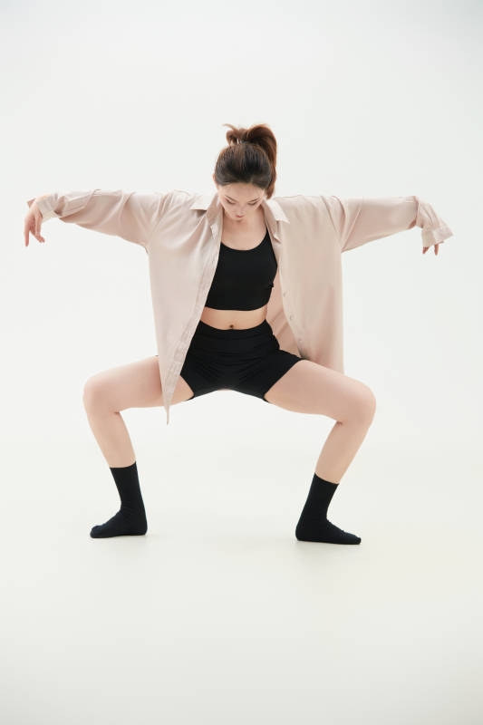 跳现代舞的亚洲舞蹈演员图片