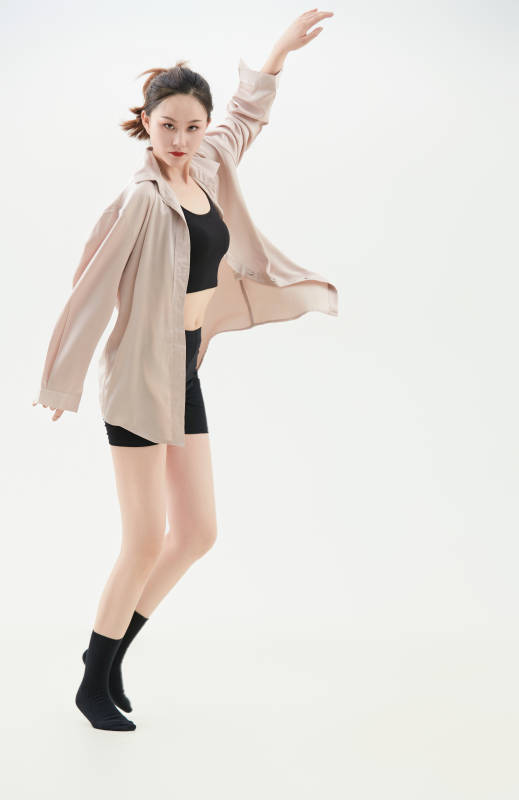 跳现代舞的亚洲舞蹈演员图片