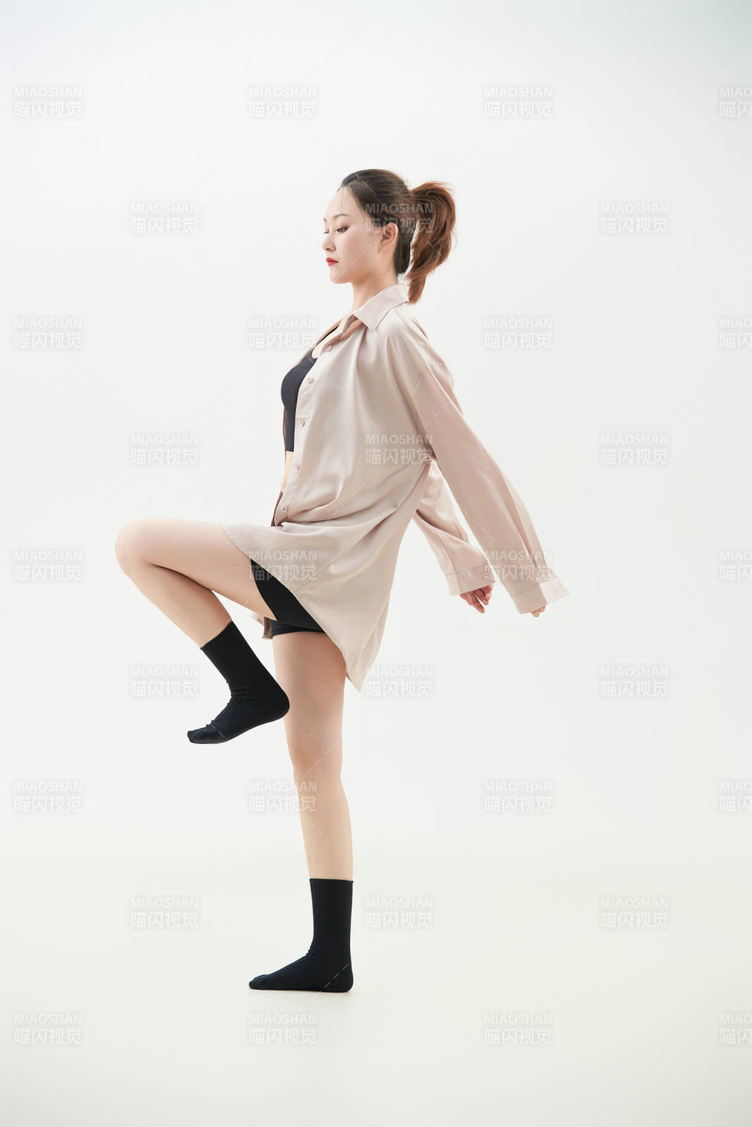 跳现代舞的亚洲舞蹈演员图片