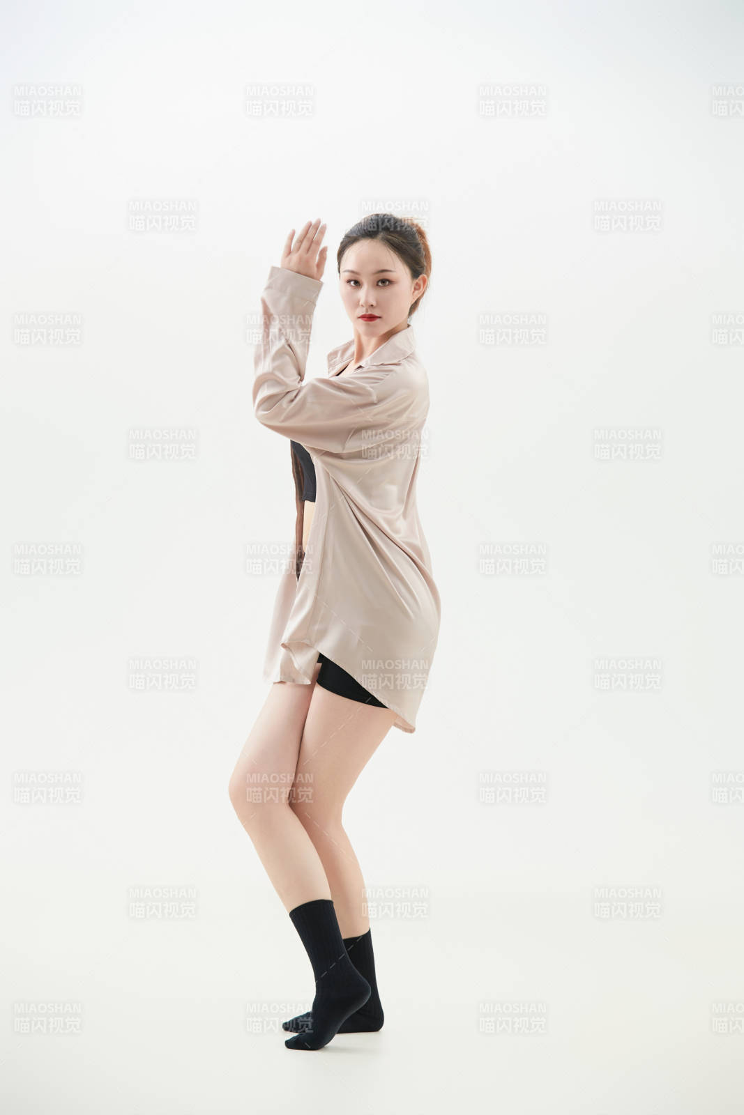 跳现代舞的亚洲舞蹈演员图片