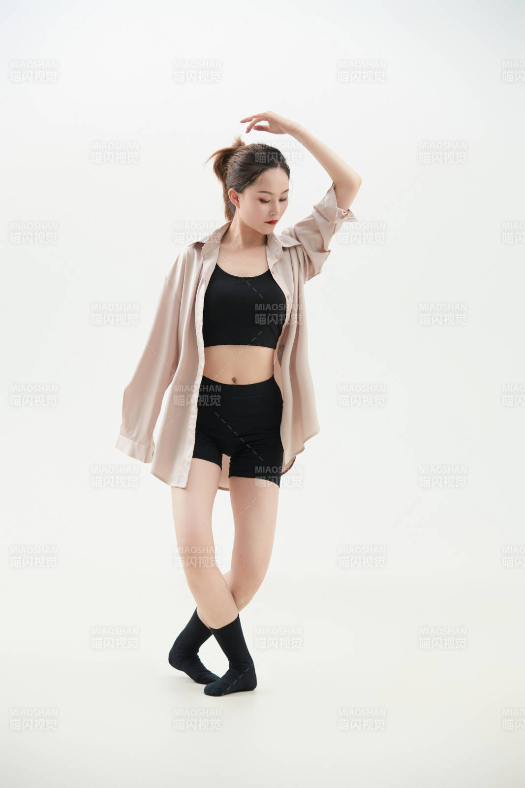跳现代舞的亚洲舞蹈演员图片