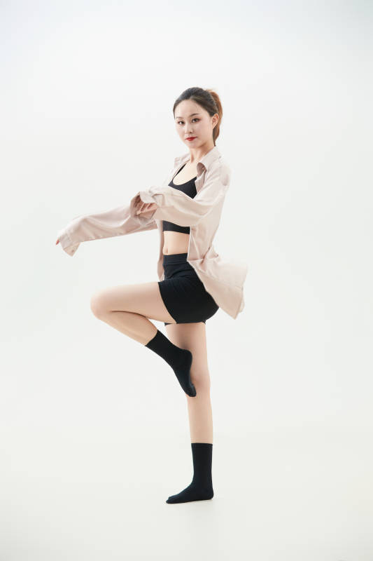 跳现代舞的亚洲舞蹈演员图片