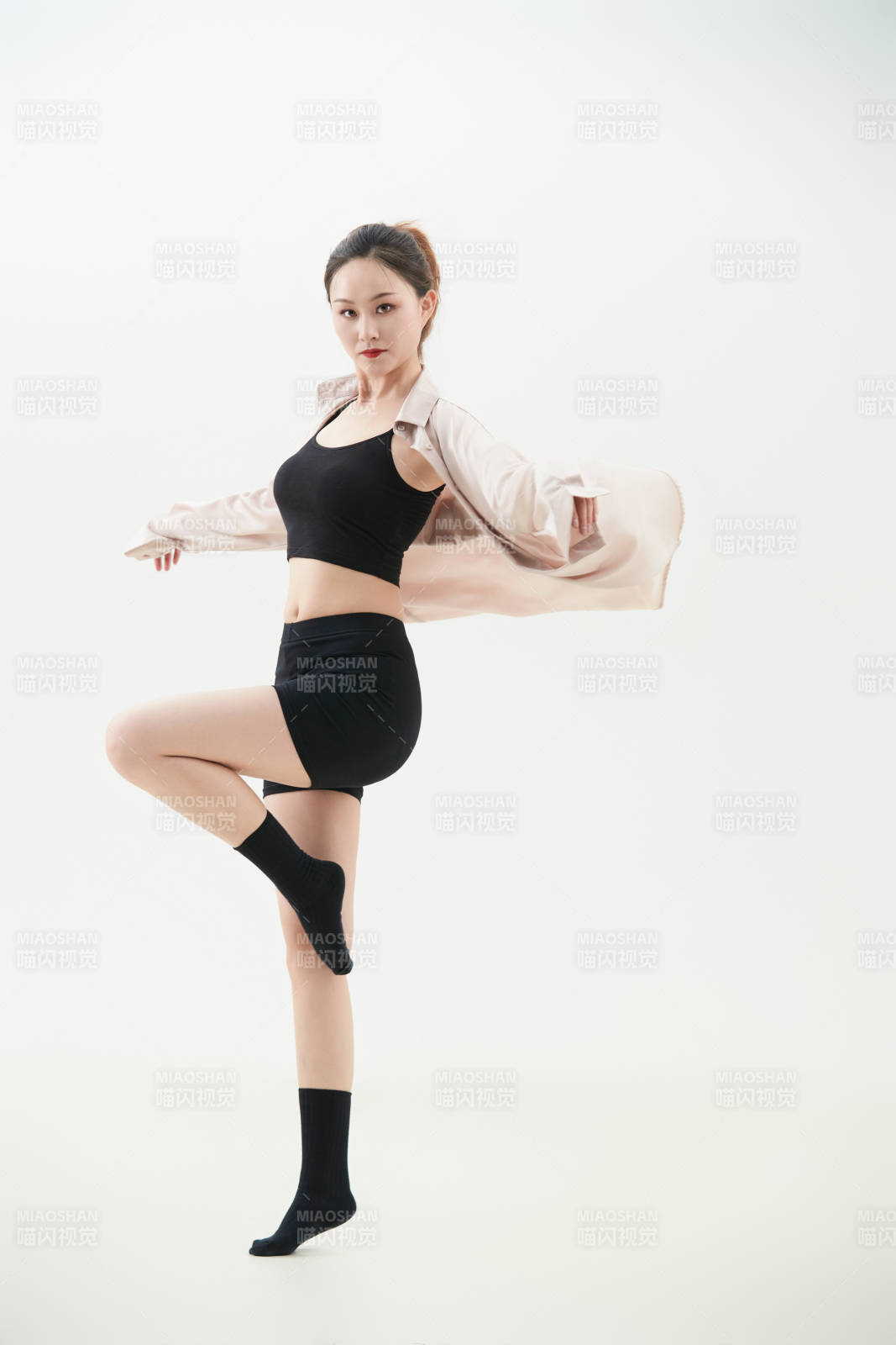 跳现代舞的亚洲舞蹈演员图片
