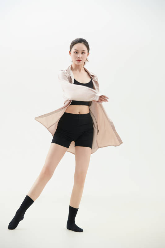 跳现代舞的亚洲舞蹈演员图片