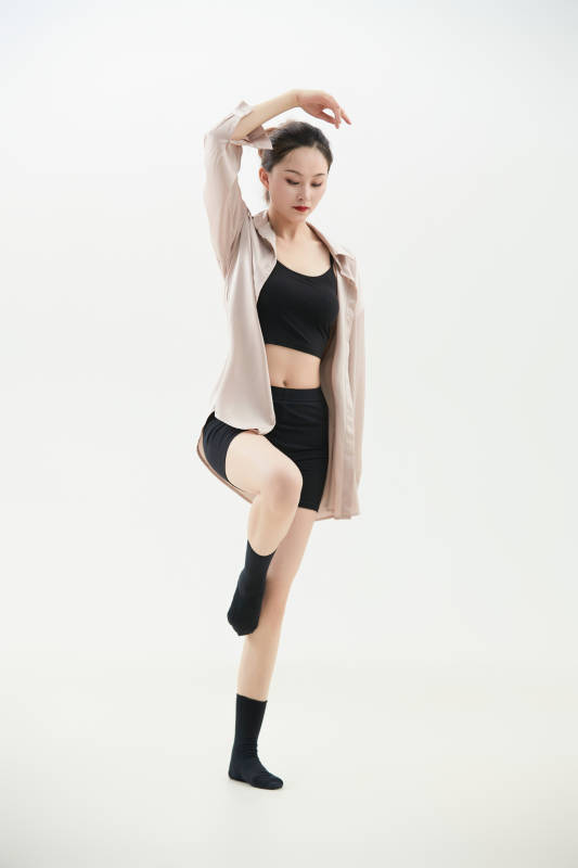 跳现代舞的亚洲舞蹈演员图片