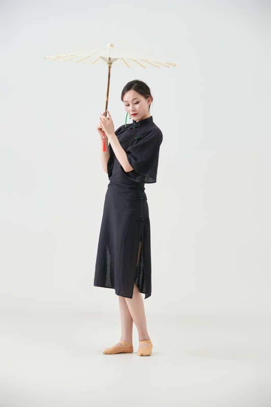 穿中式旗袍手拿油纸伞翩翩舞蹈的亚洲少女舞者图片