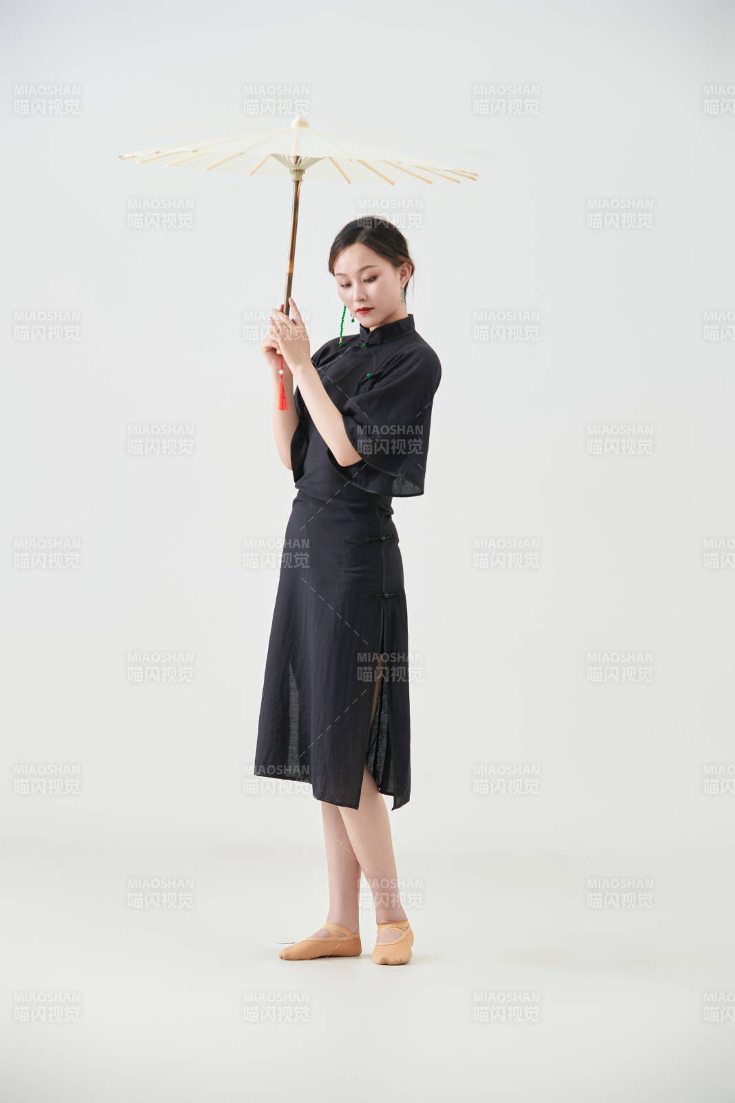 穿中式旗袍手拿油纸伞翩翩舞蹈的亚洲少女舞者图片