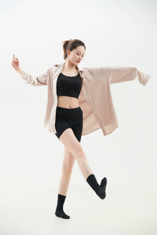 跳现代舞的亚洲舞蹈演员图片