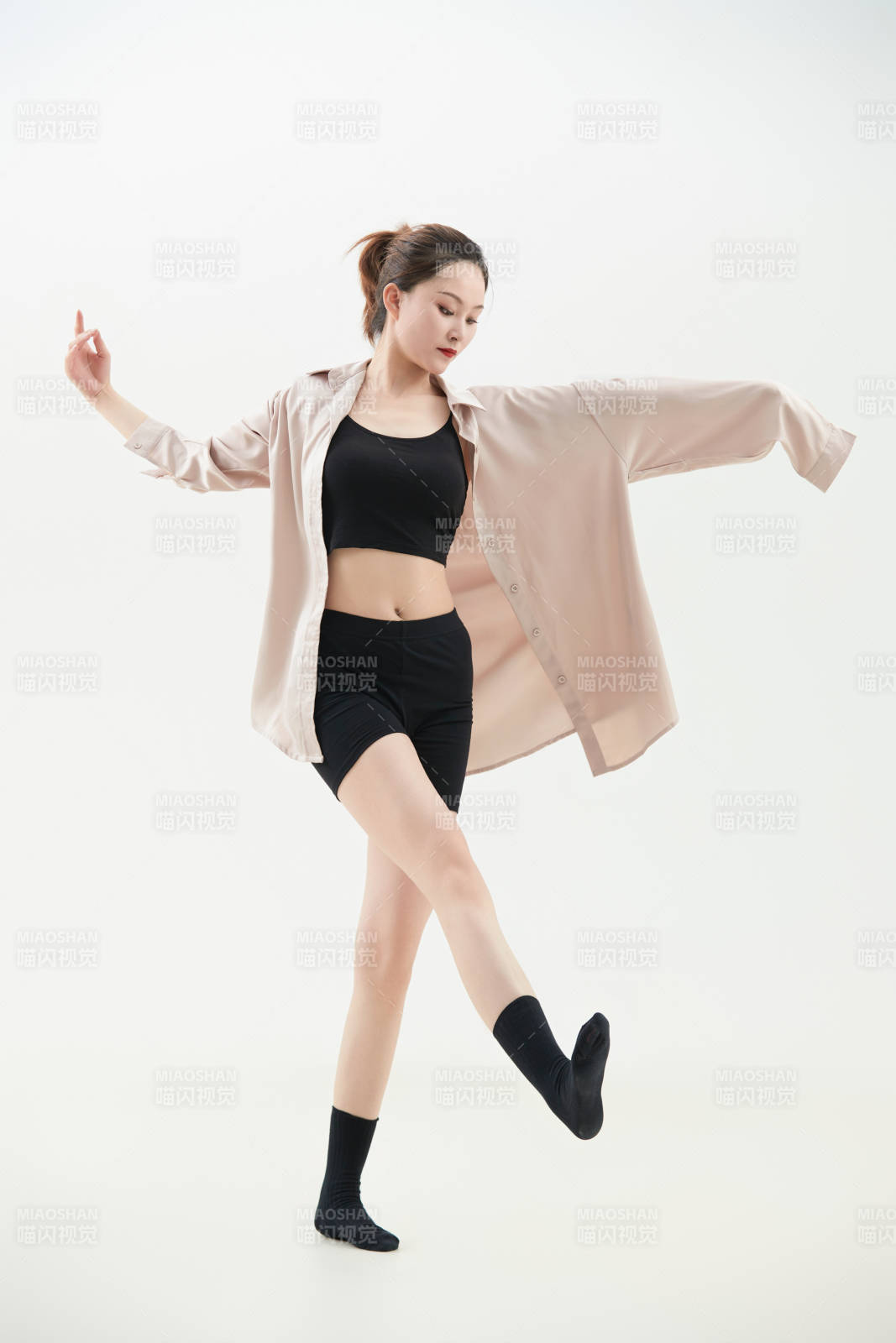 跳现代舞的亚洲舞蹈演员图片