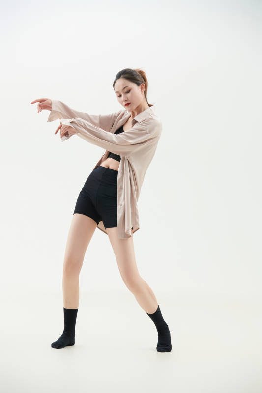 跳现代舞的亚洲舞蹈演员图片