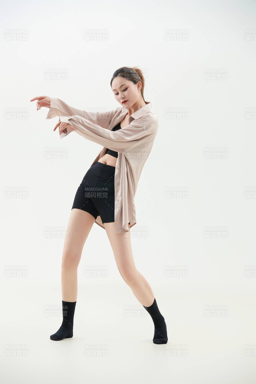 跳现代舞的亚洲舞蹈演员图片