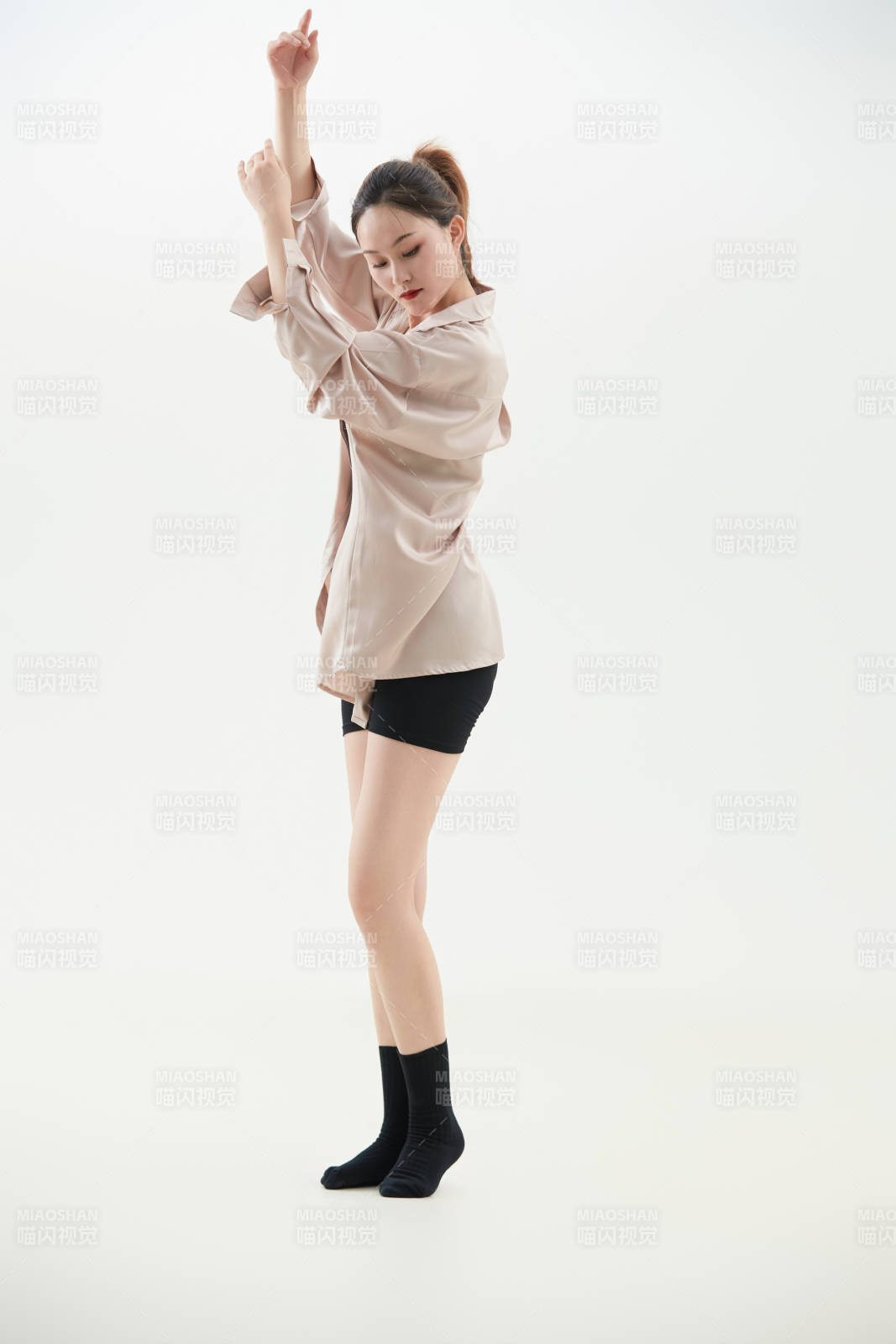 跳现代舞的亚洲舞蹈演员图片