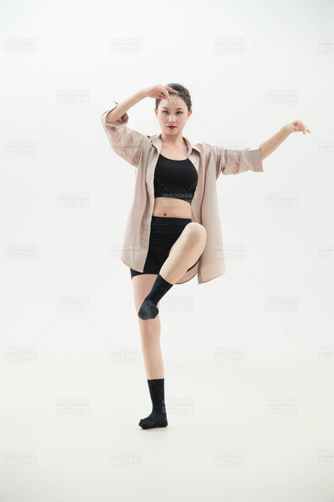 跳现代舞的亚洲舞蹈演员图片