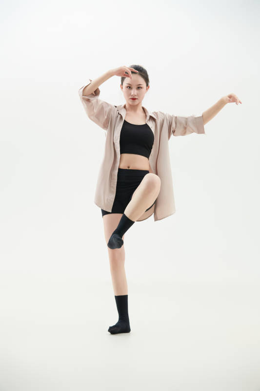 跳现代舞的亚洲舞蹈演员图片