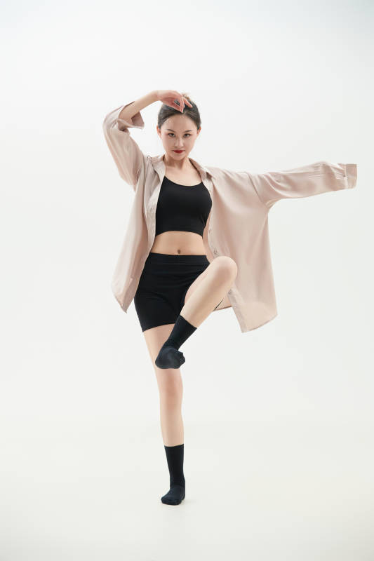 跳现代舞的亚洲舞蹈演员图片