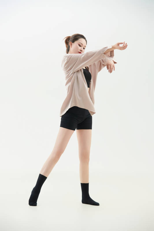 跳现代舞的亚洲舞蹈演员图片