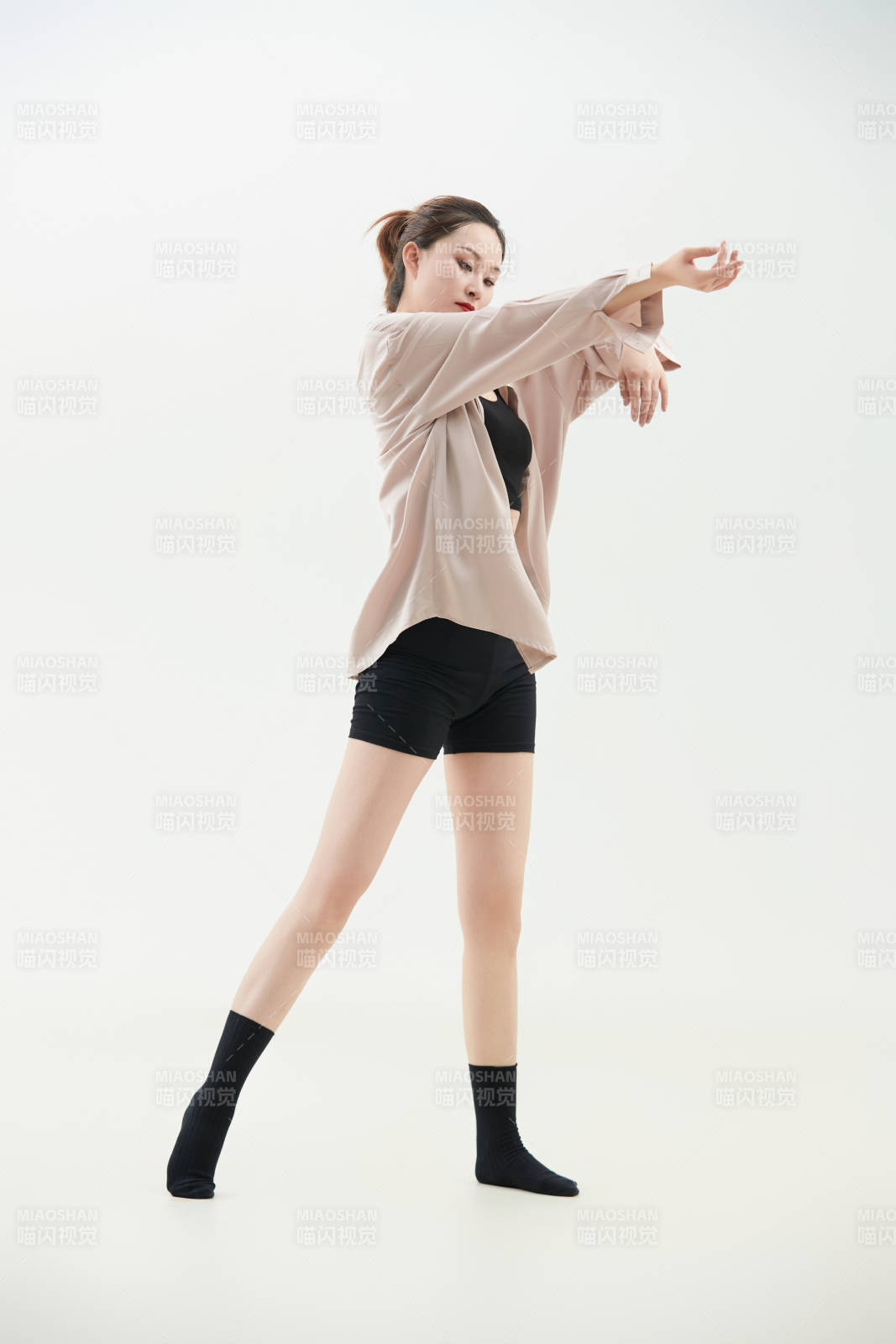 跳现代舞的亚洲舞蹈演员图片