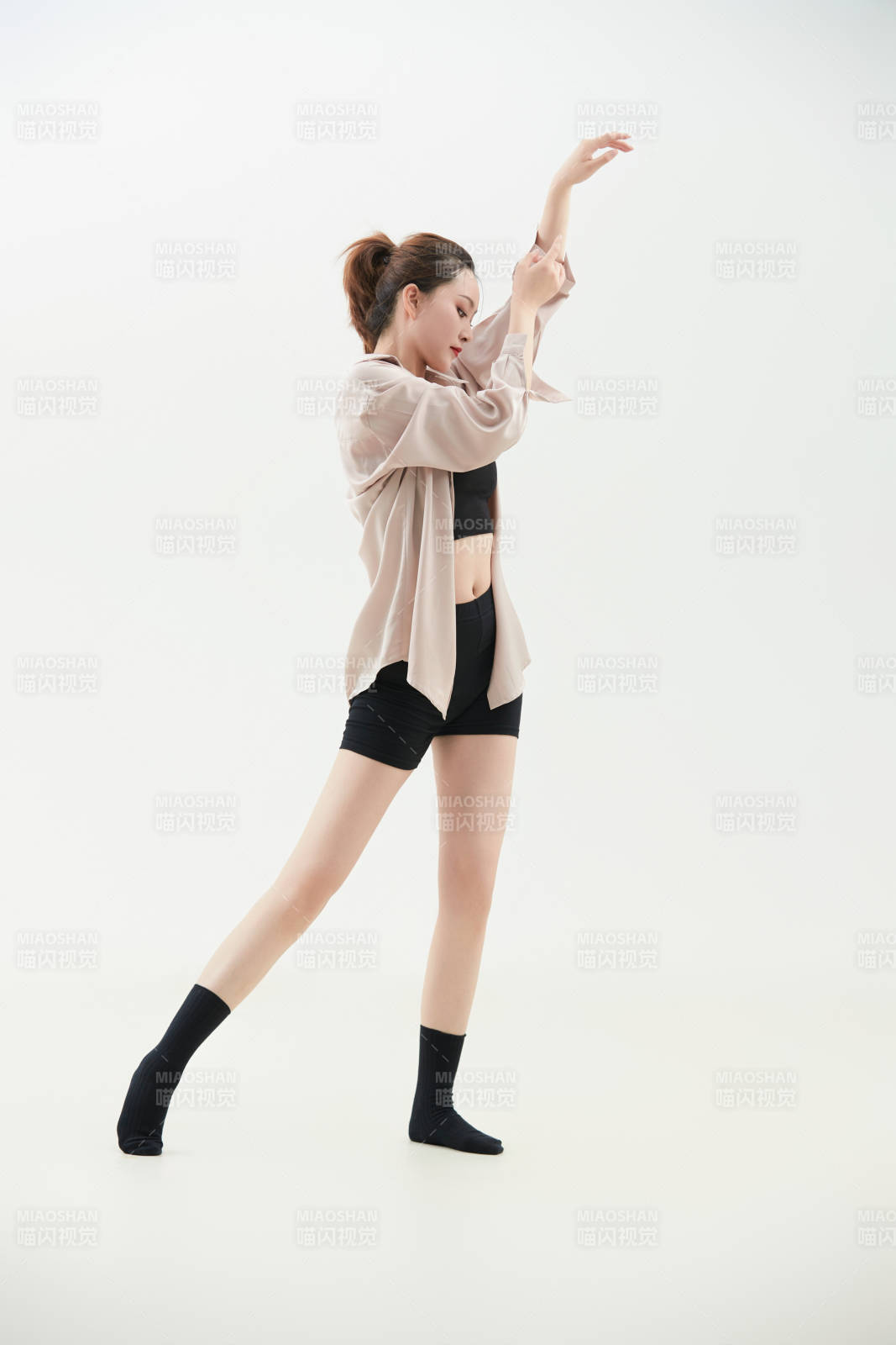 跳现代舞的亚洲舞蹈演员图片