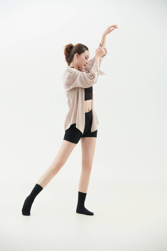 跳现代舞的亚洲舞蹈演员图片