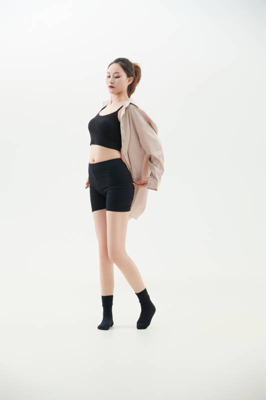 跳现代舞的亚洲舞蹈演员图片