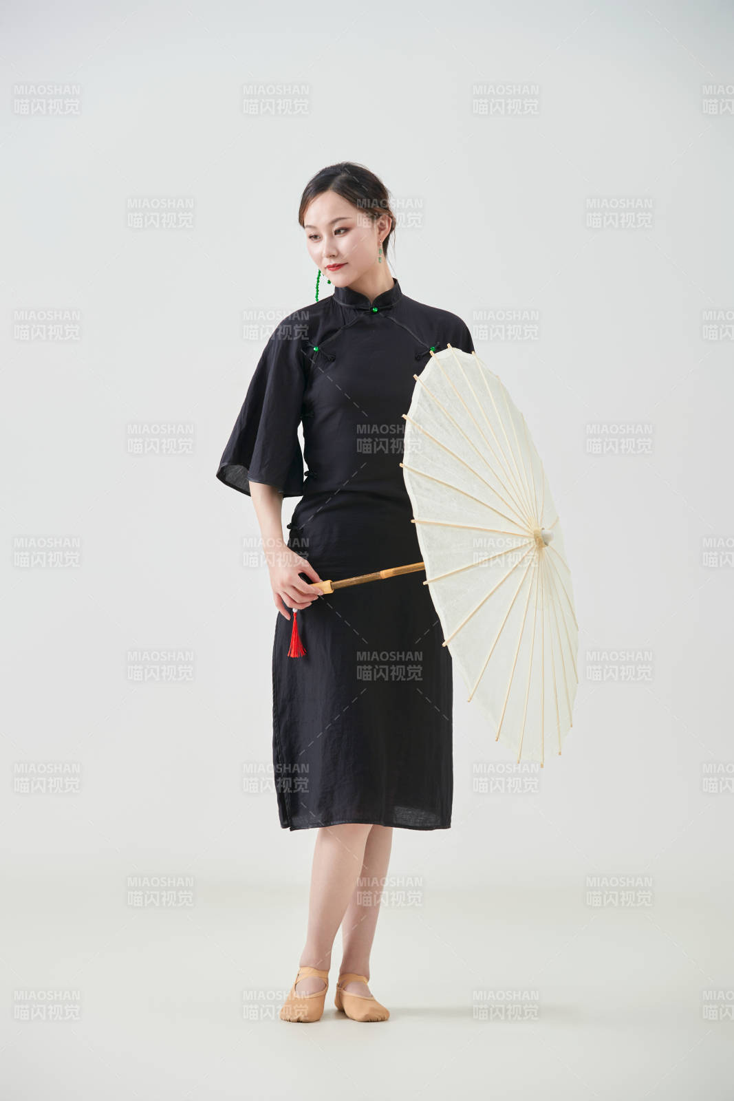 穿中式旗袍手拿油纸伞翩翩舞蹈的亚洲少女舞者图片