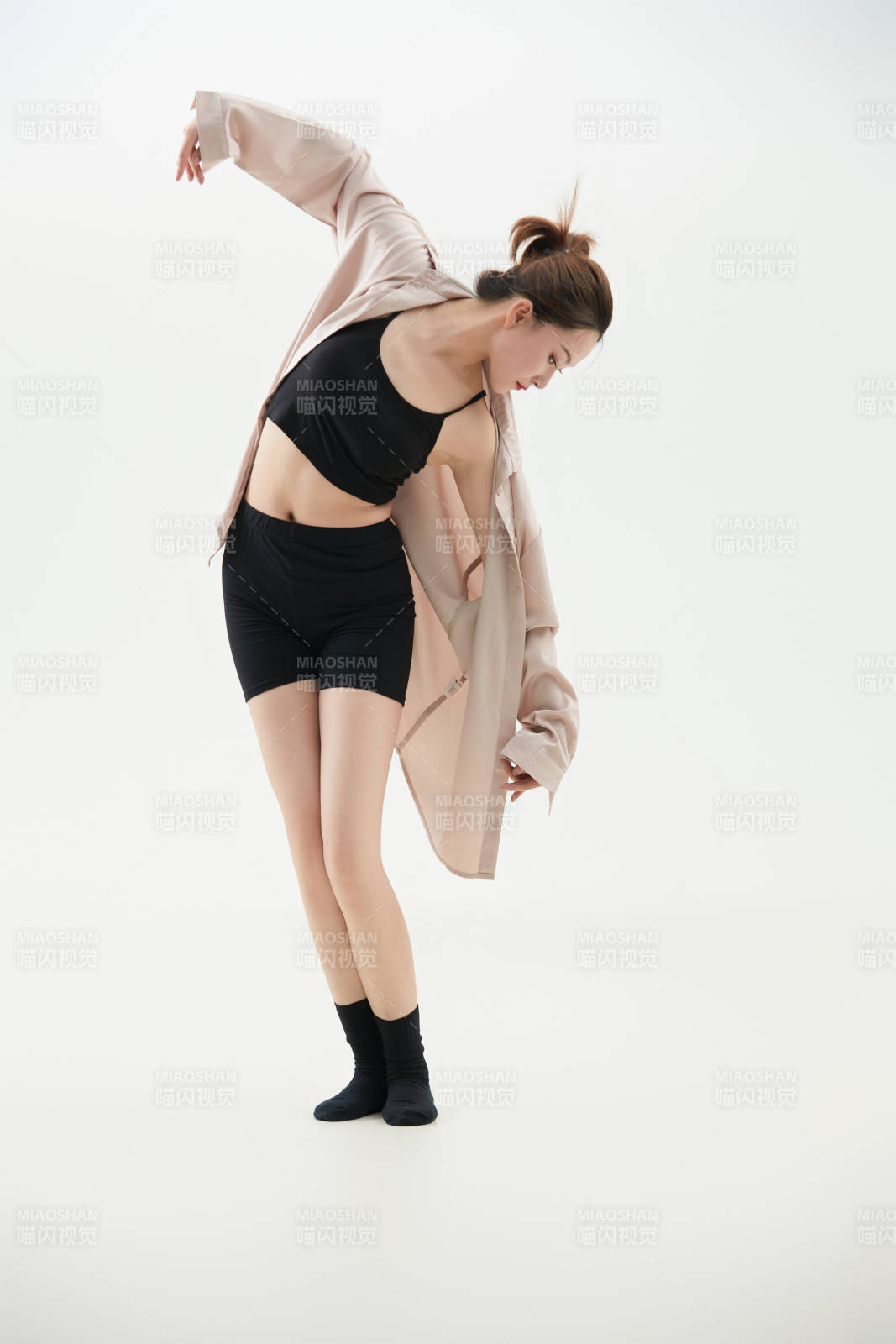 跳现代舞的亚洲舞蹈演员图片