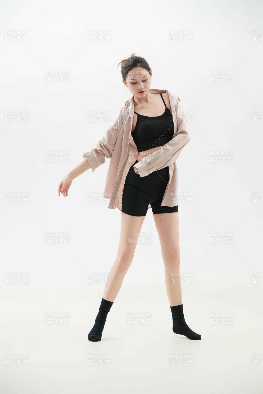 跳现代舞的亚洲舞蹈演员图片